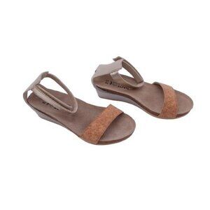 NWOB Naot Women's Pixie Wedge  Sandal Beige Tan Size 35 Ankle Strap  Comfort